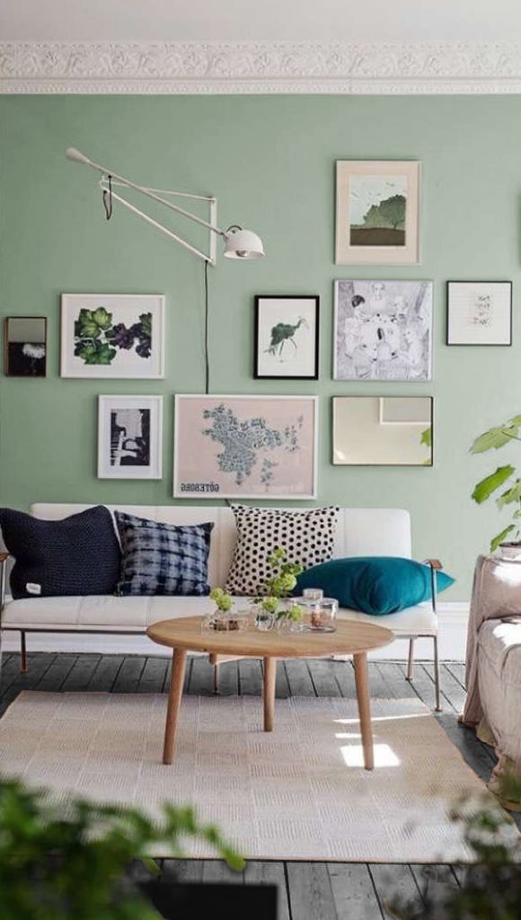 Sala con paredes verdes y suelo gris