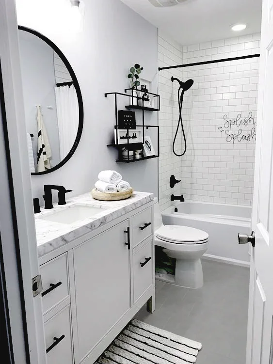 baño con suelo gris y paredes blancas