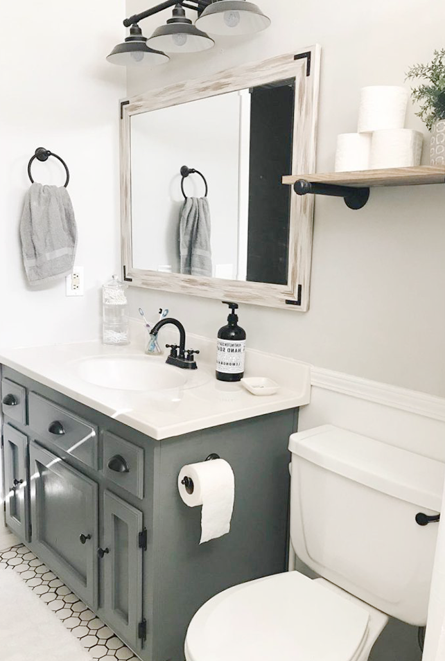 baño pequeño blanco con decoración en tonos grises y madera